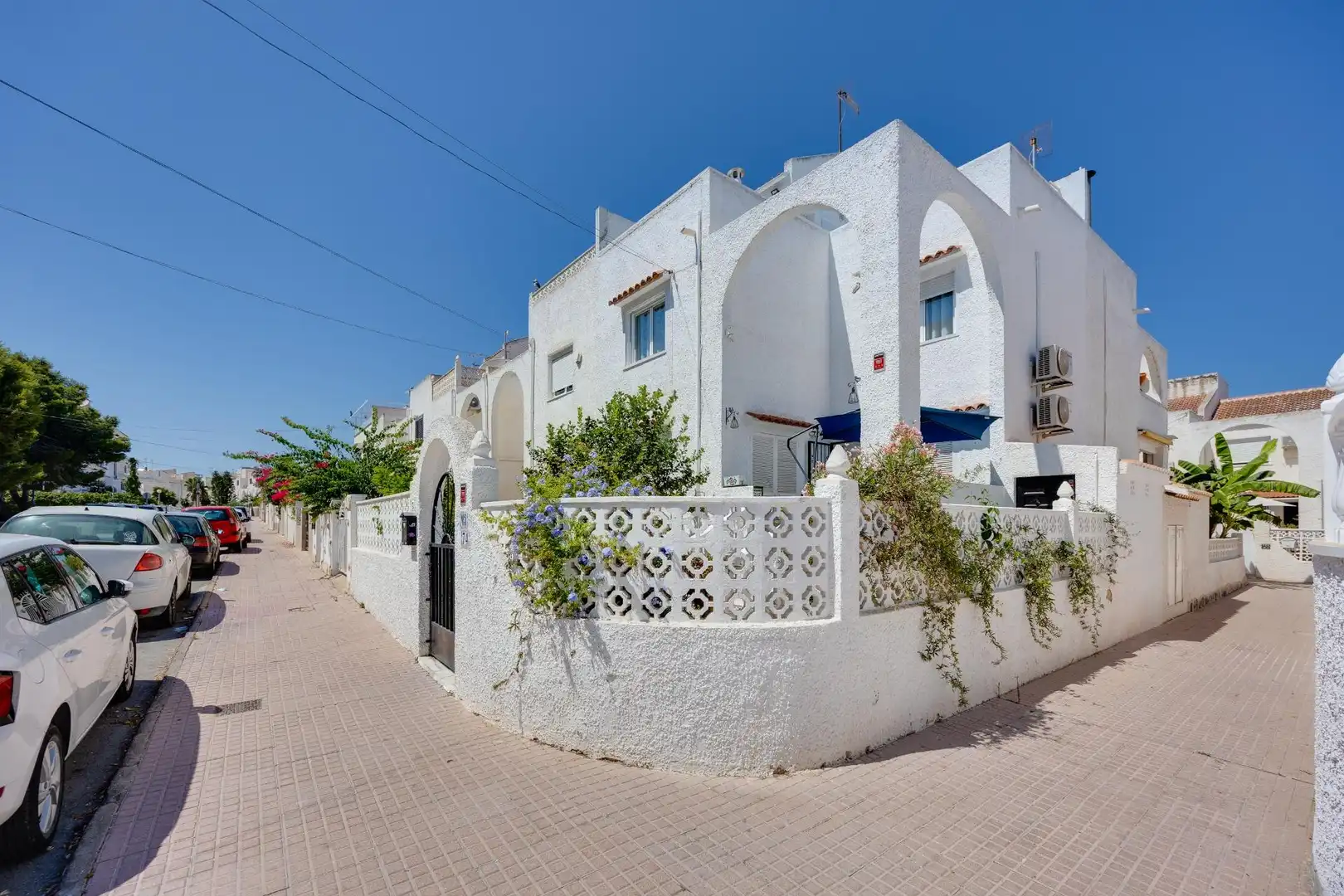 Vista exterior de Casa o xalet en venda en Torrevieja amb Aire condicionat, Jardí privat i Terrassa