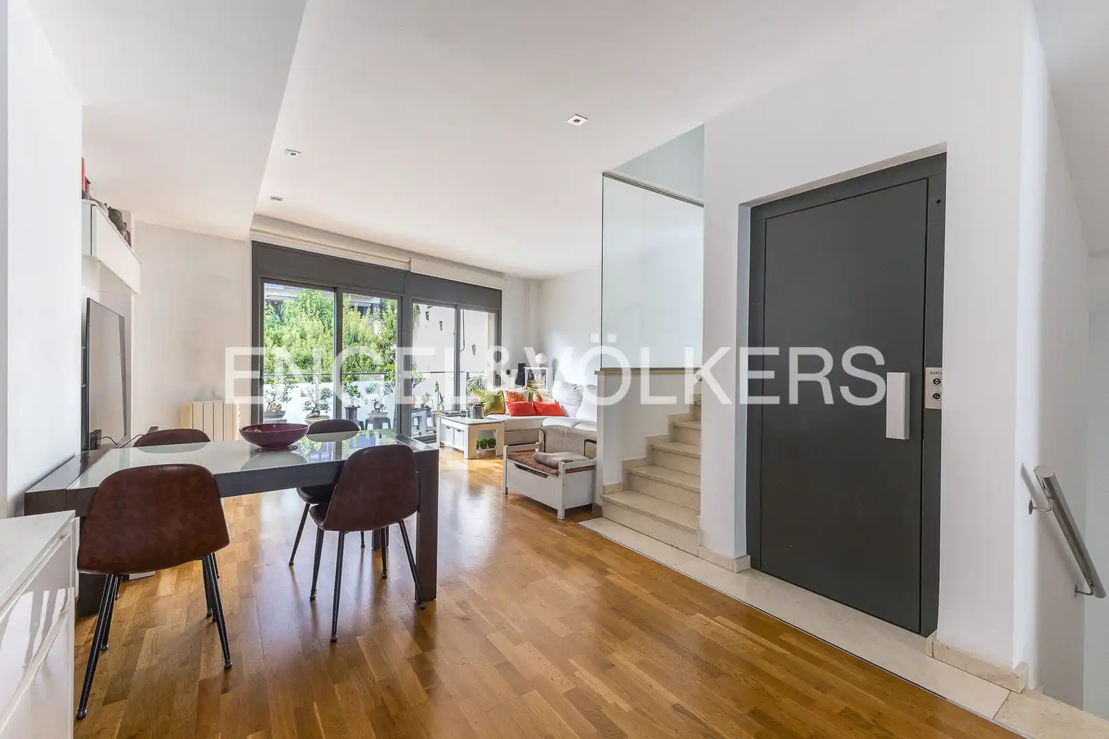 Vista exterior de Casa adosada en venta en Barcelona con Aire acondicionado, Calefacción y Jardín privado