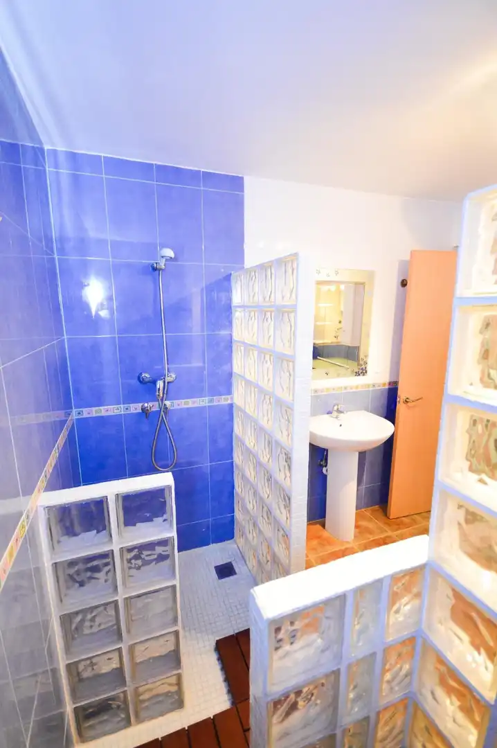 Badezimmer von Einfamilien-Reihenhaus zum Verkauf in Almería mit Klimaanlage und Abstellraum