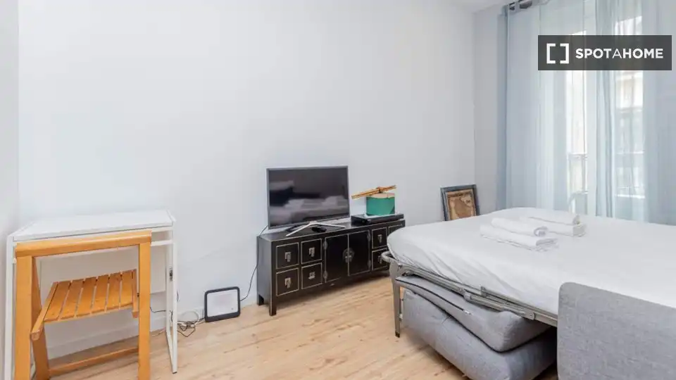 Bedroom of Flat for rent in Madrid  with Air Conditioner, Heating and Furnished