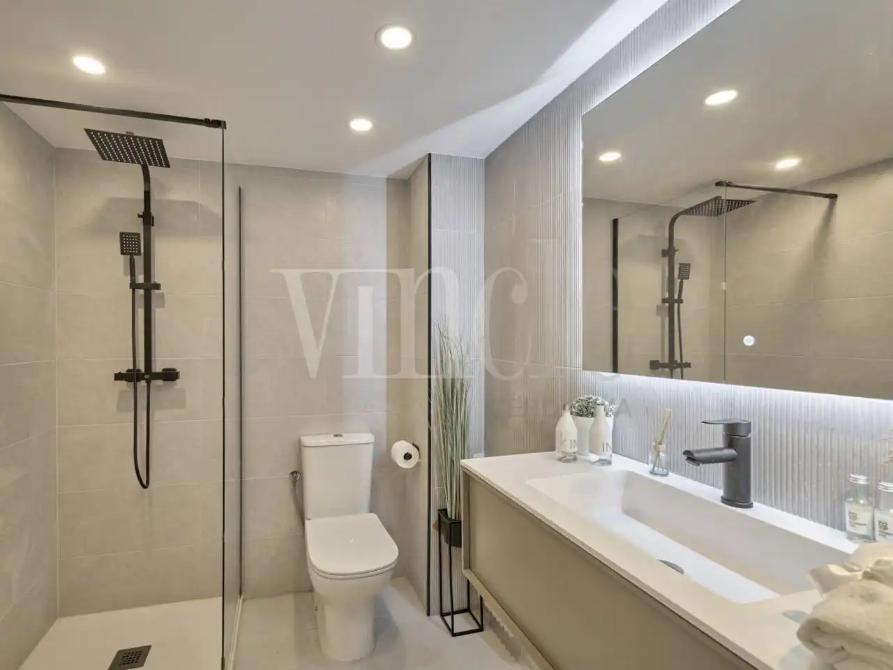 Bathroom of Flat for sale in Llívia  with Parquet flooring and Terrace