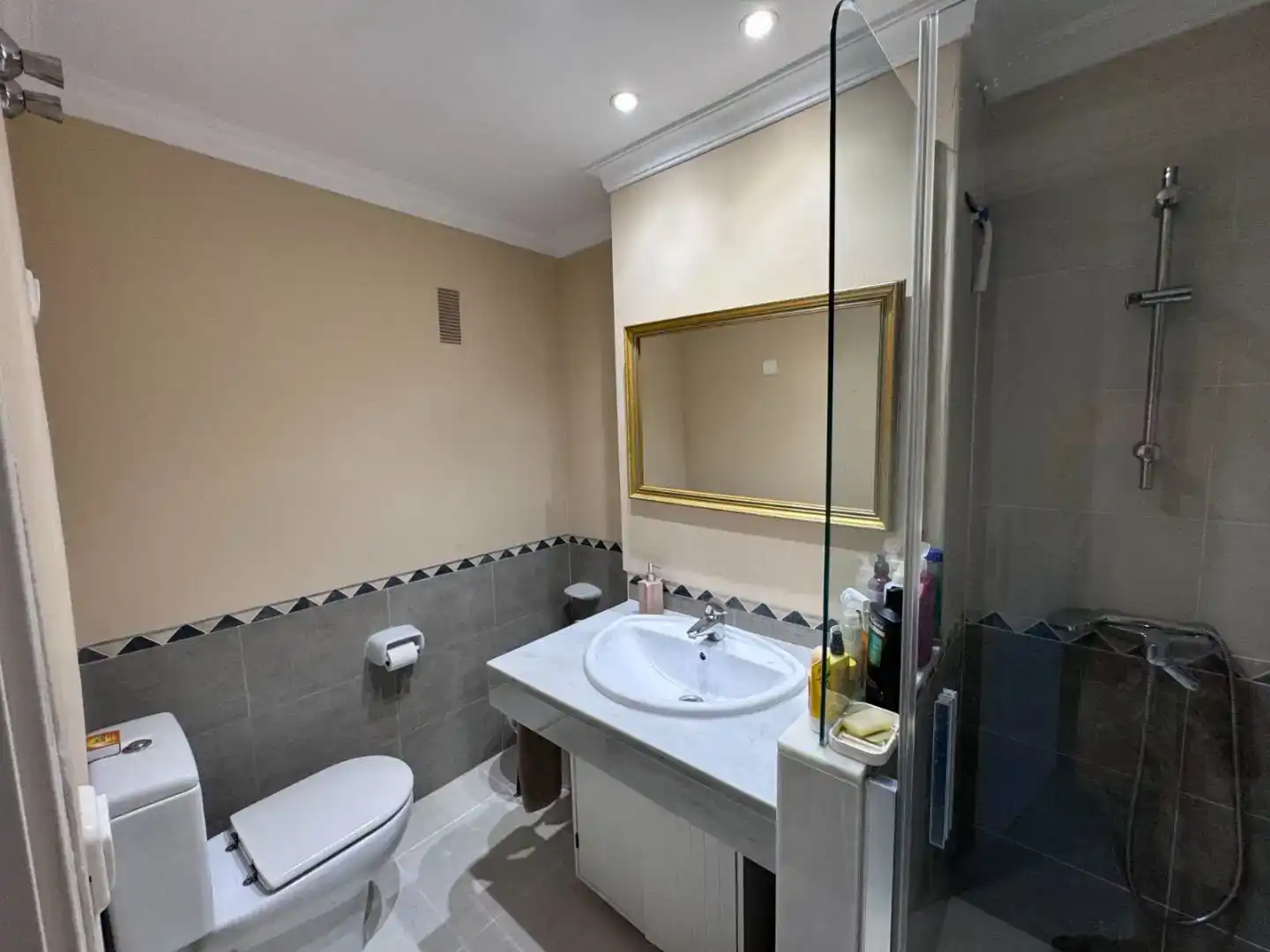 Bathroom of Apartments for rent in Oliva  with Air Conditioner, Swimming Pool and Balcony