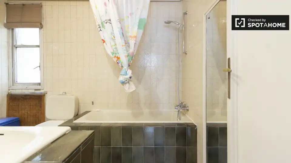 Bathroom of Flat for rent in Madrid  with Air Conditioner, Heating and Furnished
