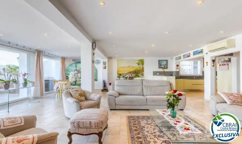 Sala d'estar de Finca rústica en venda en Roses amb Calefacció, Jardí privat i Traster