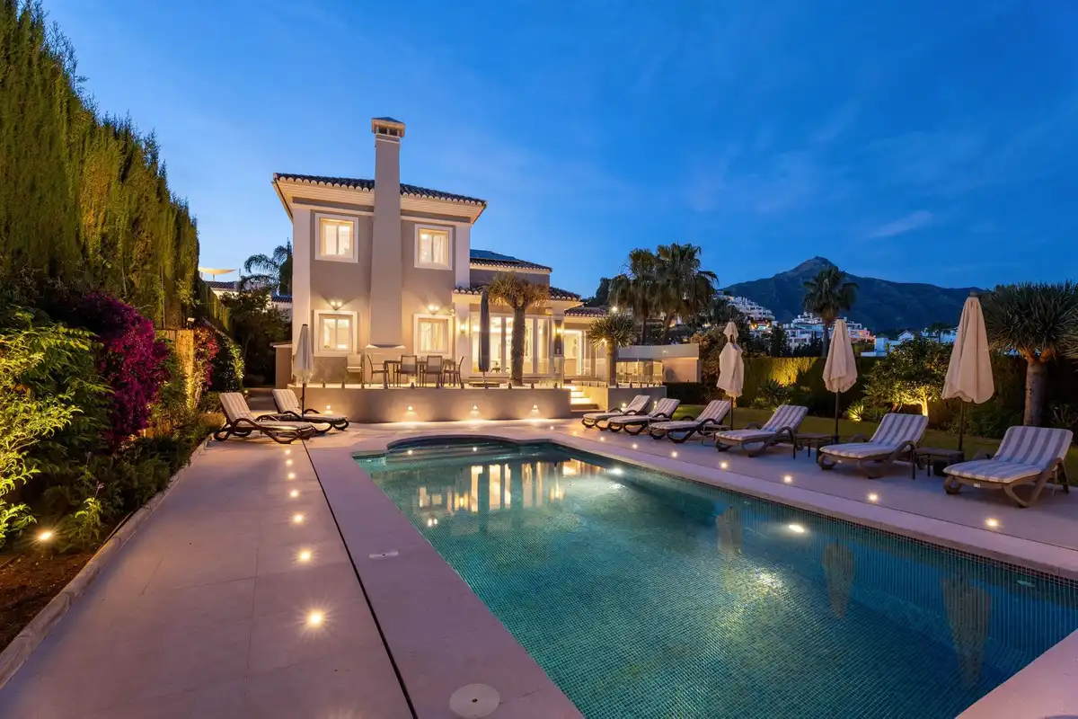 Villa mit Garten zum Verkauf in Nueva Andalucía