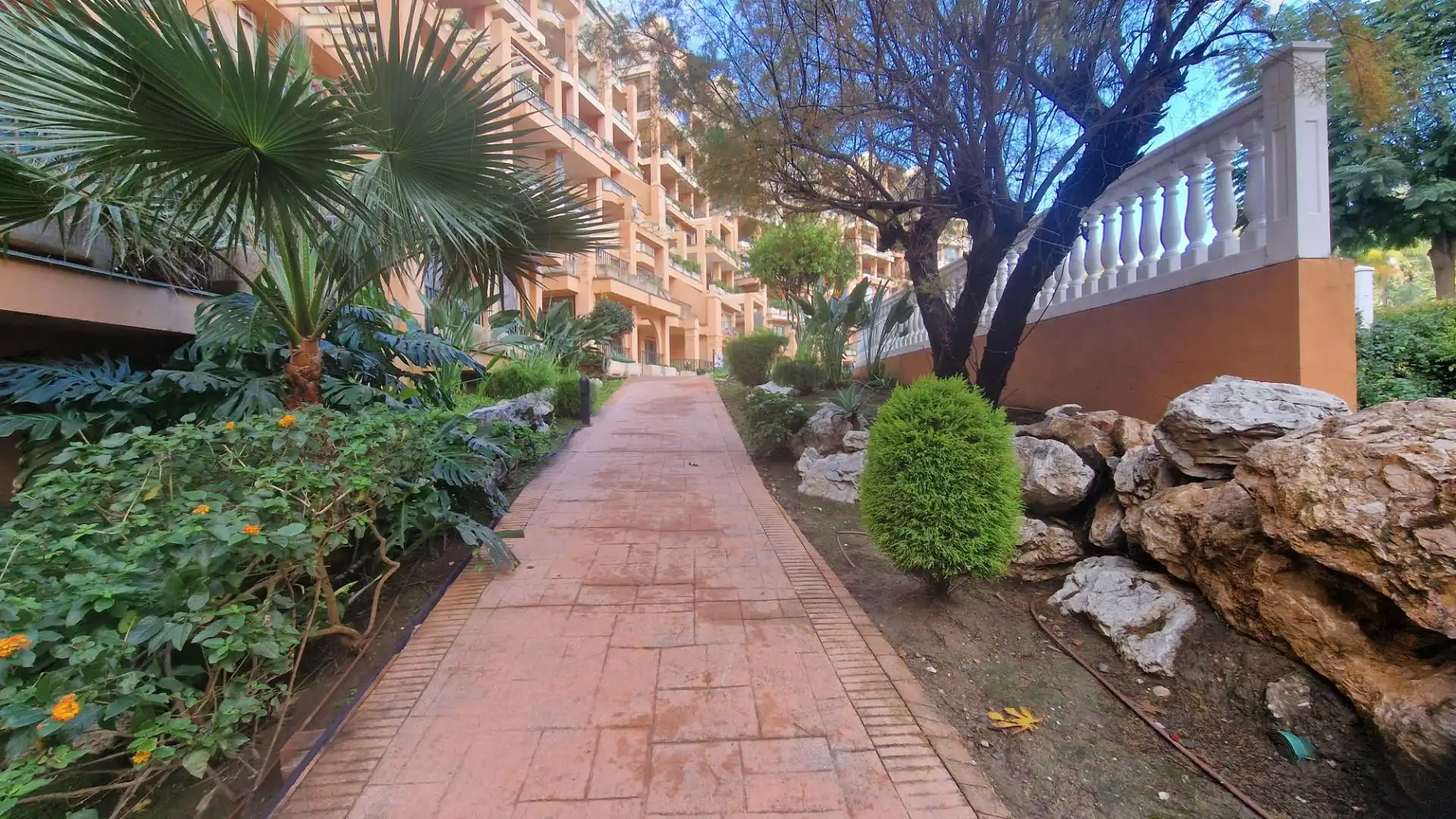 Vista exterior de Àtic en venda en Fuengirola amb Aire condicionat, Calefacció i Jardí privat