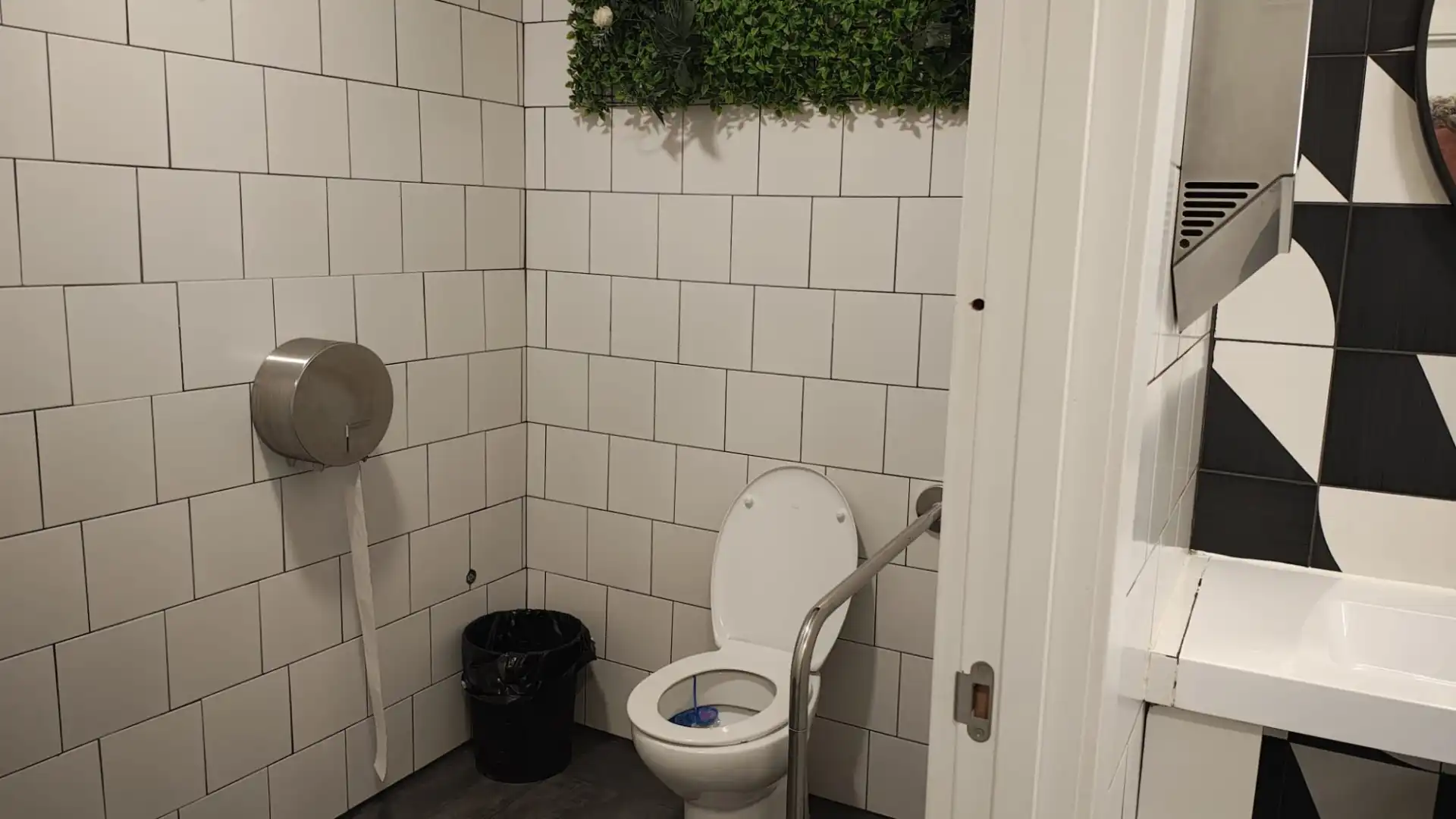 Baño de Local en traspaso en Barcelona con Aire acondicionado, Terraza y Amueblado