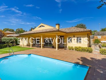 Casa con piscina in vendita a Seva