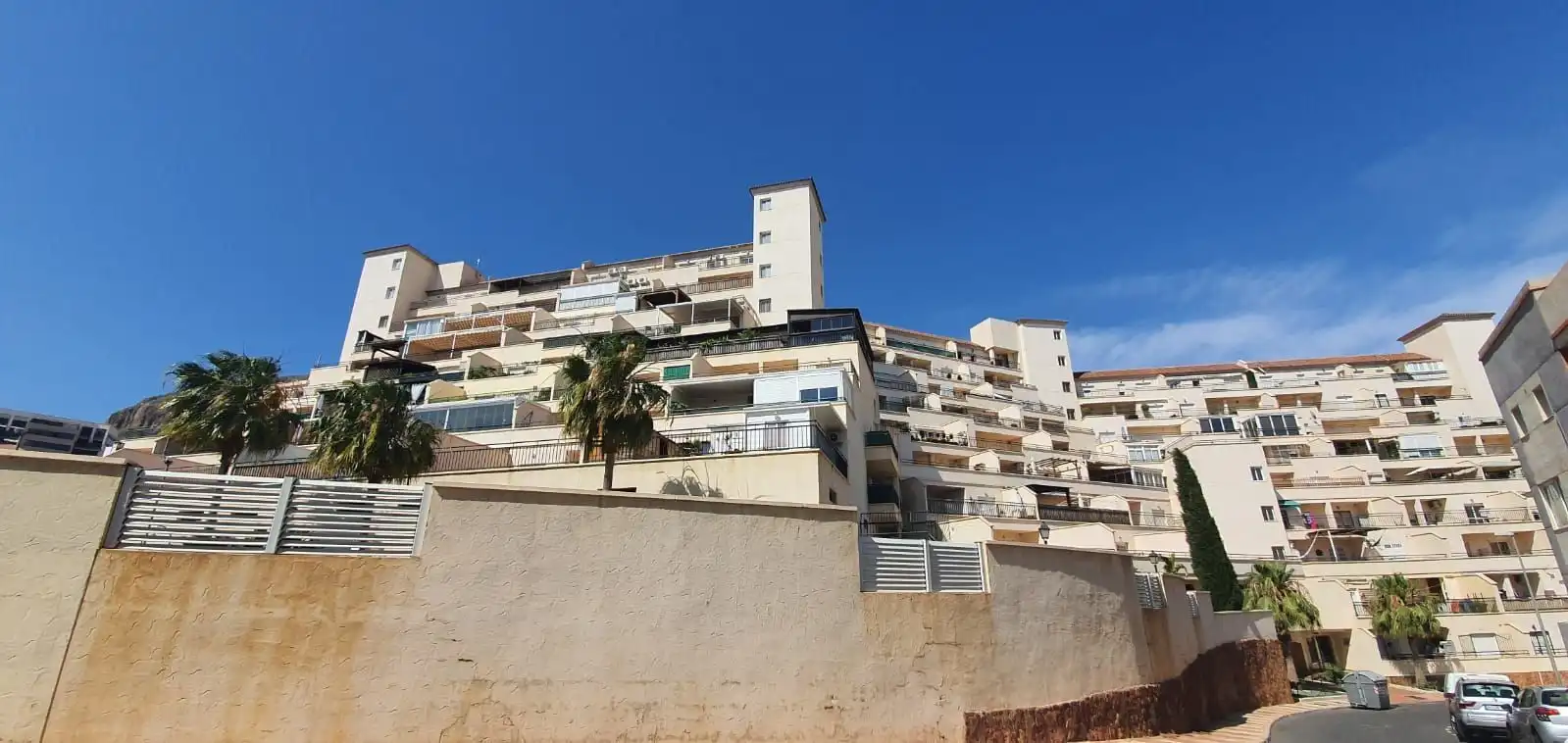 Vista exterior de Pis en venda en Roquetas de Mar amb Terrassa i Piscina comunitària