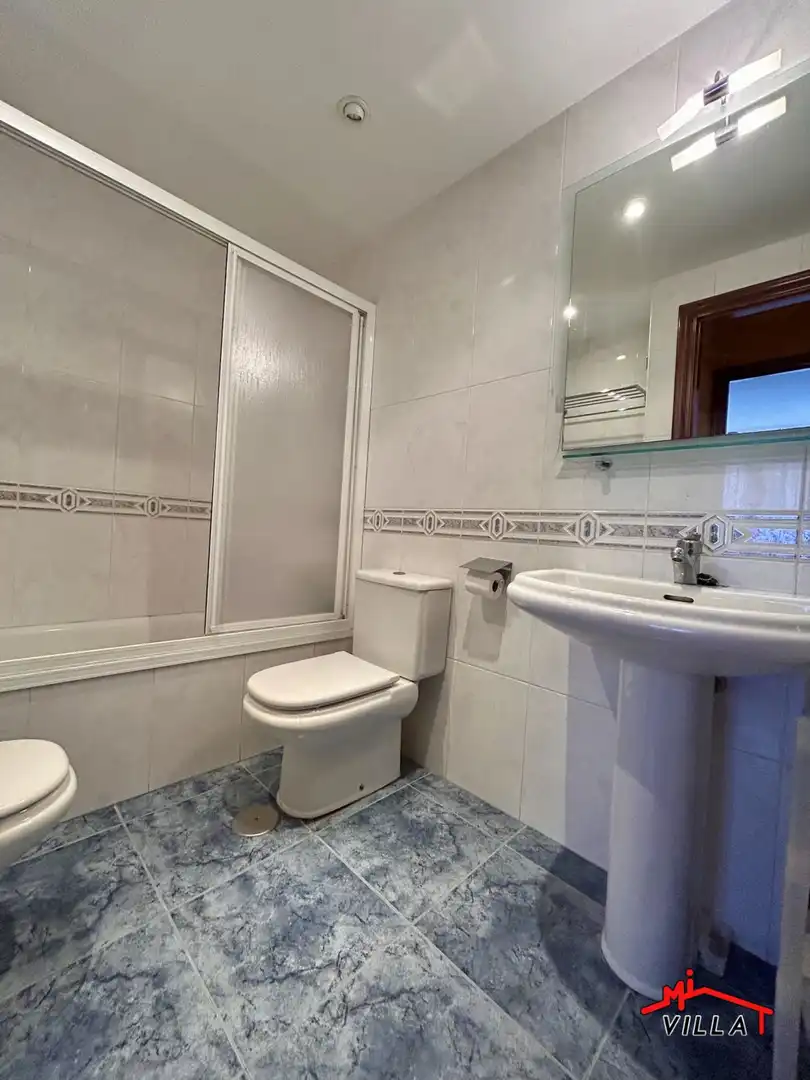 Bathroom of Flat for sale in Laredo  with Heating