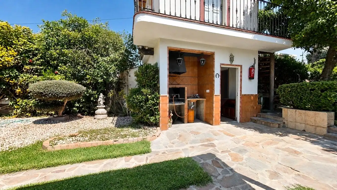 Garden of Houses for sale in Dos Hermanas  with Air Conditioner, Heating and Swimming Pool