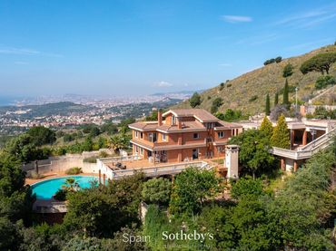 Casa amb piscina en venda a Carrer Mirador
