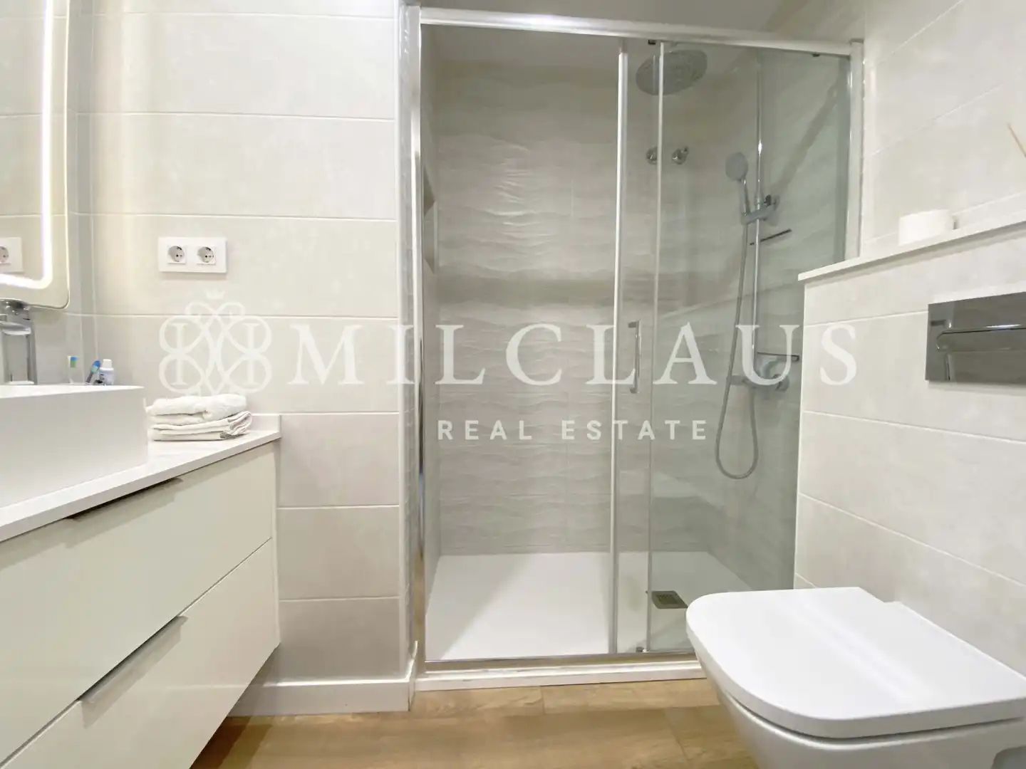 Badezimmer von Einfamilien-Reihenhaus zum Verkauf in L'Hospitalet de Llobregat mit Klimaanlage, Heizung und Parkett
