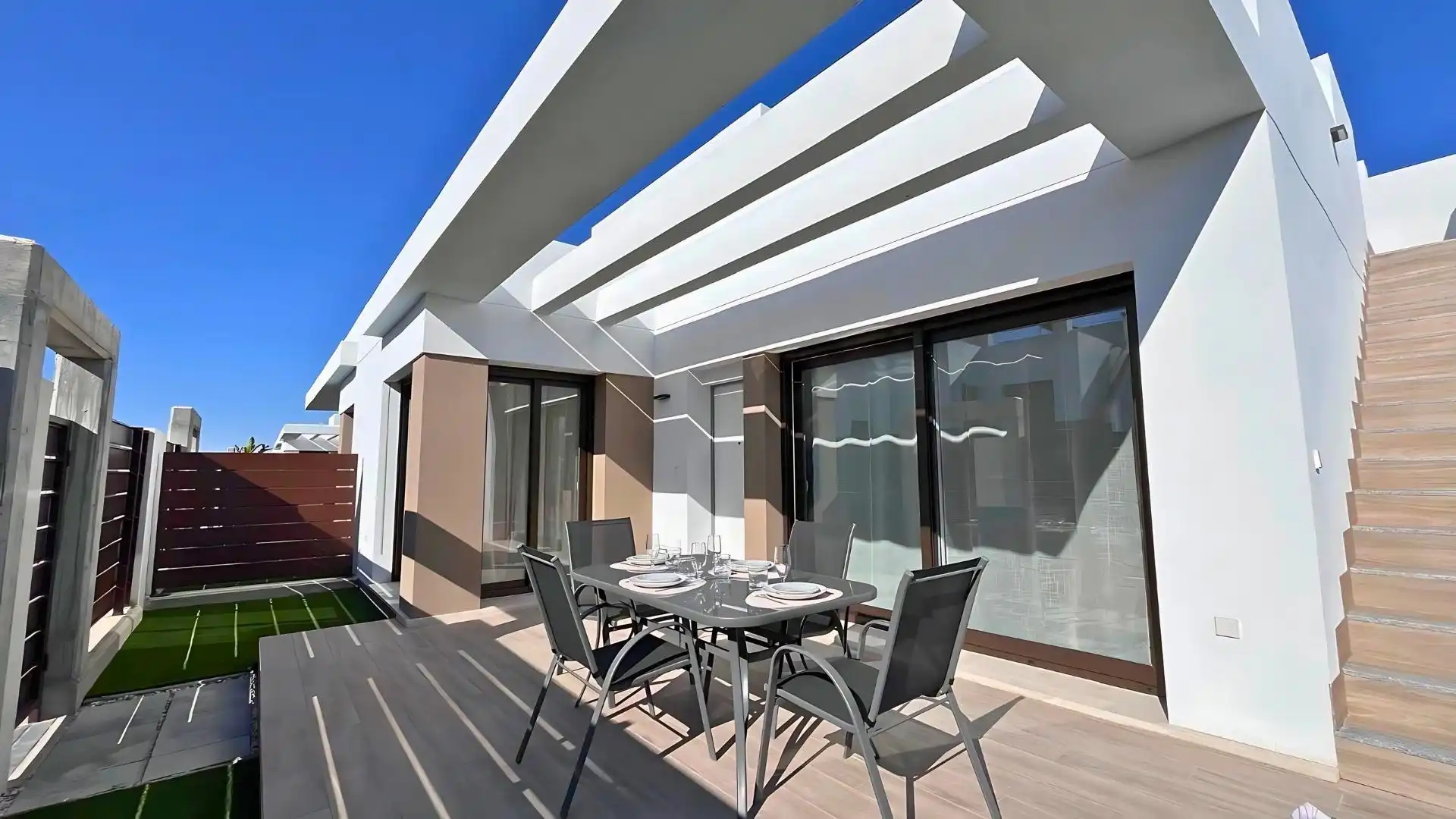 Terrasse von Einfamilien-Reihenhaus zum Verkauf in Madrid mit Schwimmbad
