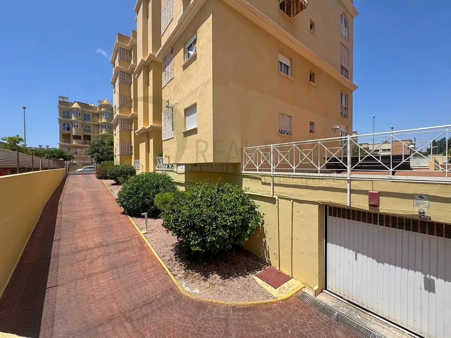 Außenansicht von Erdgeschoss zum Verkauf in Alicante / Alacant mit Klimaanlage, Heizung und Privatgarten