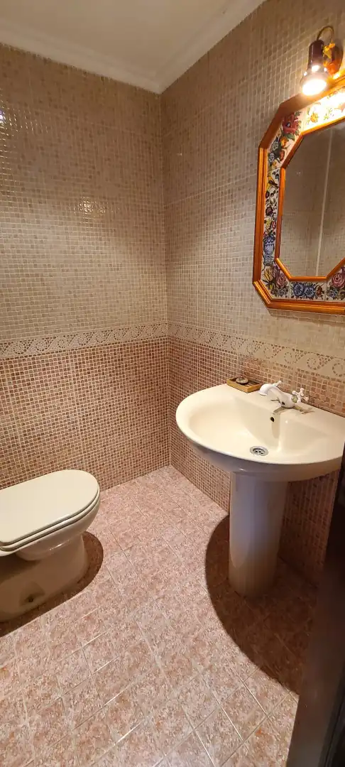 Bany de Casa adosada en venda en Gijón  amb Calefacció, Jardí privat i Terrassa