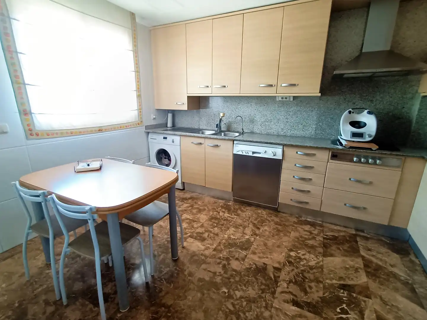 Cuina de Casa adosada en venda en Cambrils amb Aire condicionat, Calefacció i Jardí privat
