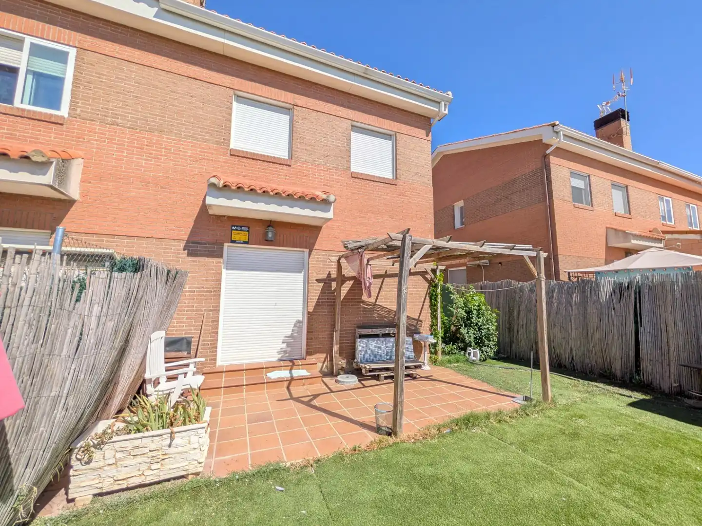 Semi-detached house with pool for sale in Pioz