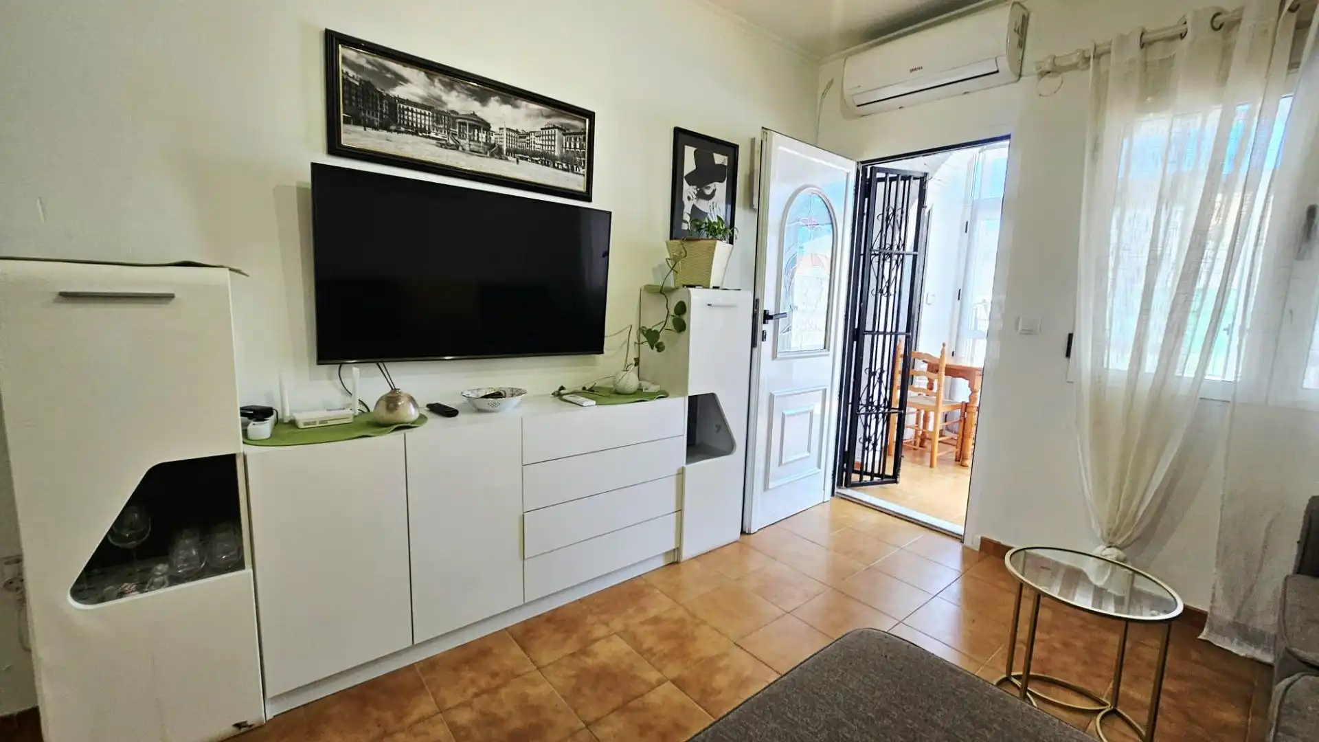Sala d'estar de Casa o xalet en venda en Torrevieja amb Aire condicionat, Terrassa i Moblat