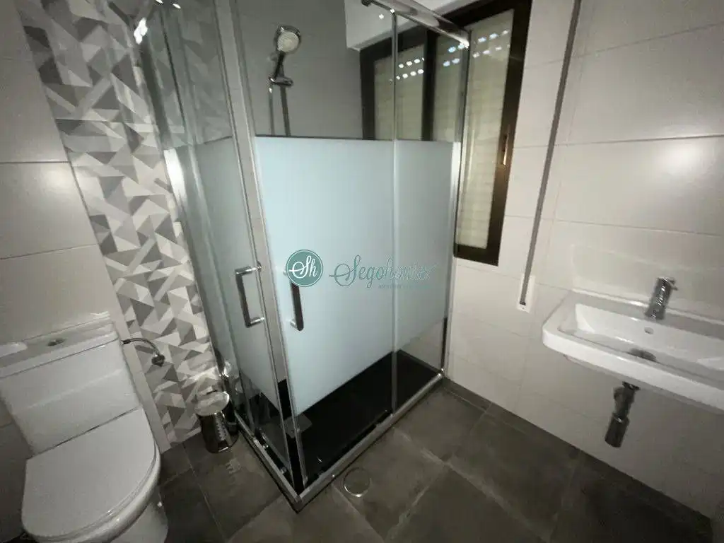 Baño de Piso en venta en San Cristóbal de Segovia con Calefacción, Terraza y Trastero