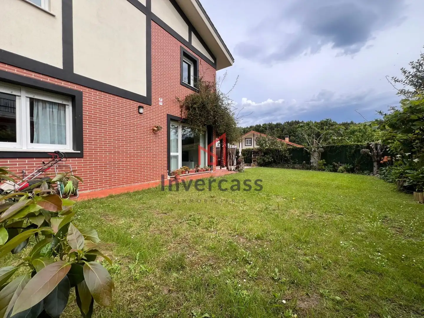 Vista exterior de Casa adosada en venta en Castro-Urdiales con Calefacción, Jardín privado y Terraza