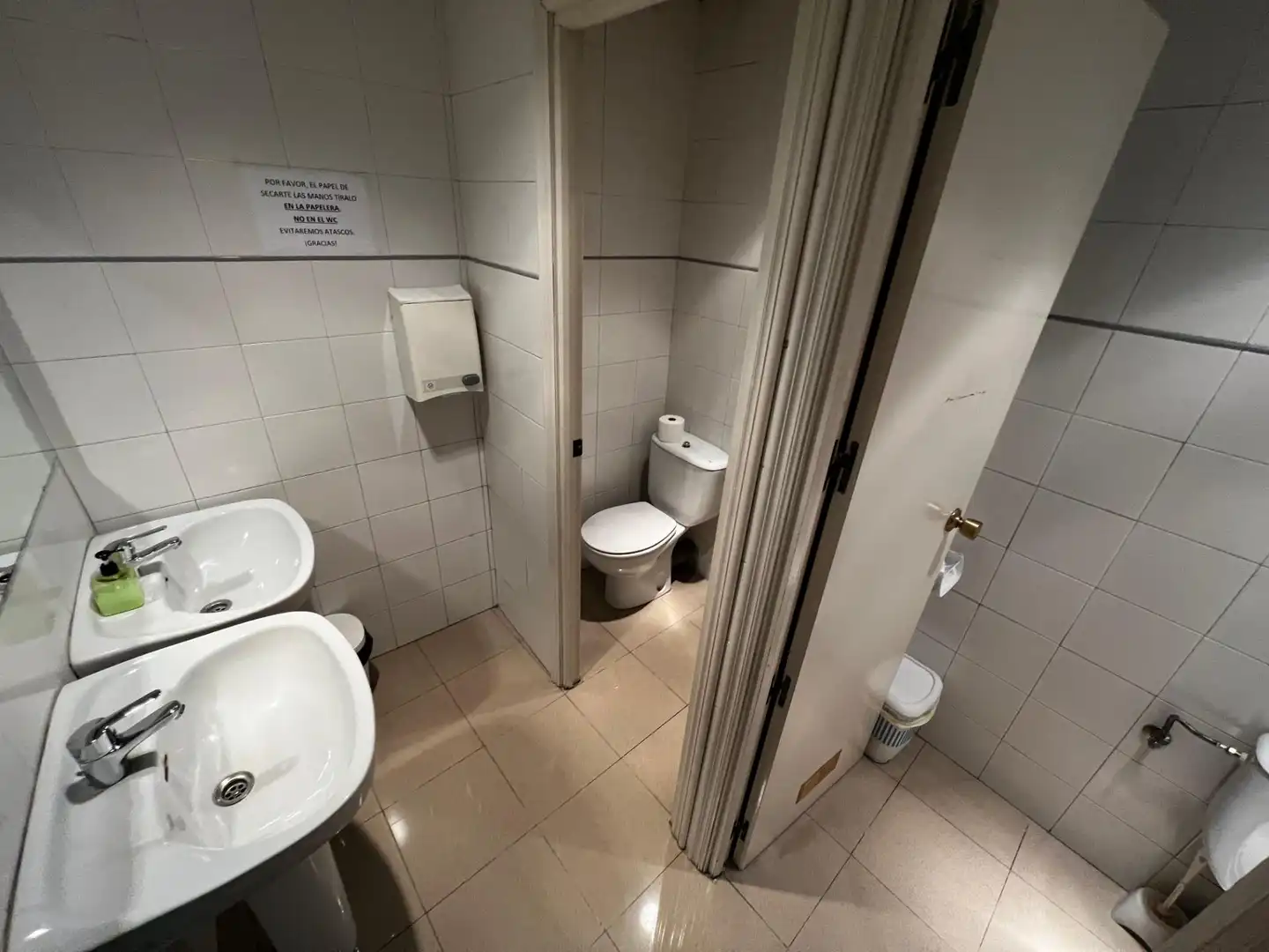 Badezimmer von Geschaftsraum zur Miete in Zaragoza mit Klimaanlage und Möbliert