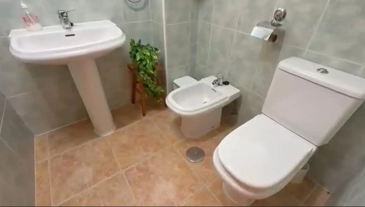 Baño de Apartamento en venta en La Manga del Mar Menor con Aire acondicionado, Terraza y Trastero