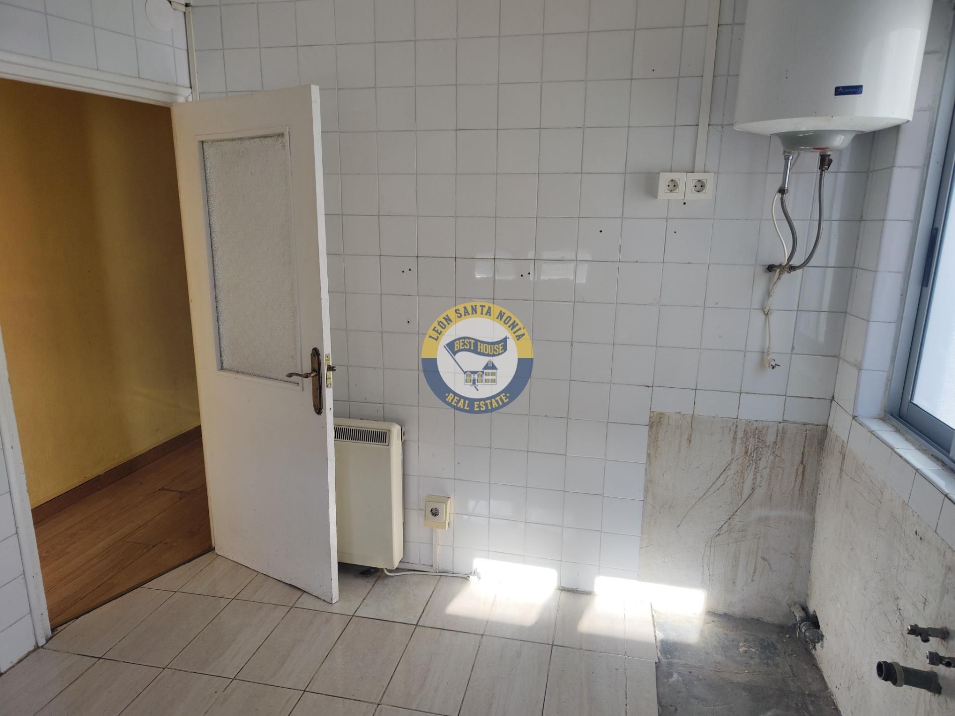 Piso en venta en León Capital  con Calefacción, Terraza y Trastero