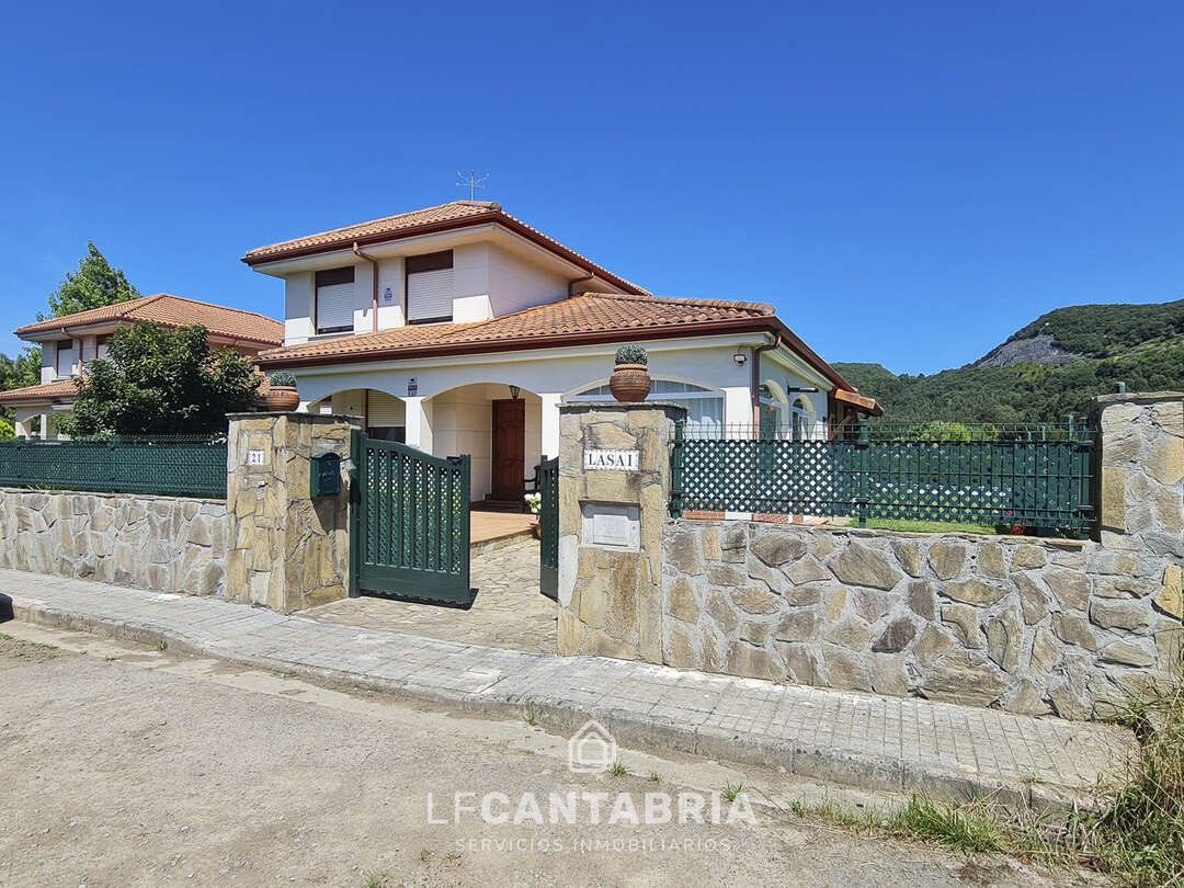 Vista exterior de Casa o xalet en venda en Liendo amb Calefacció, Jardí privat i Piscina