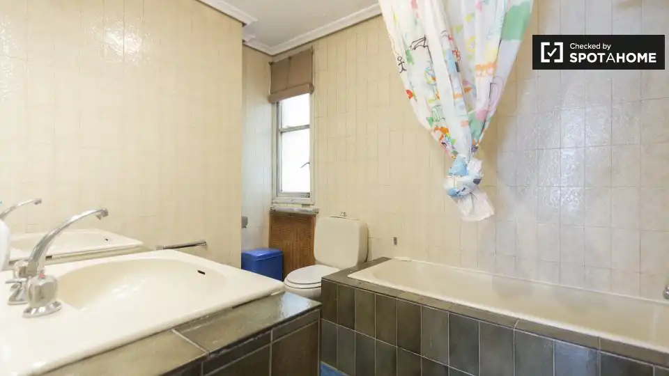 Bathroom of Flat for rent in Madrid  with Air Conditioner, Heating and Furnished