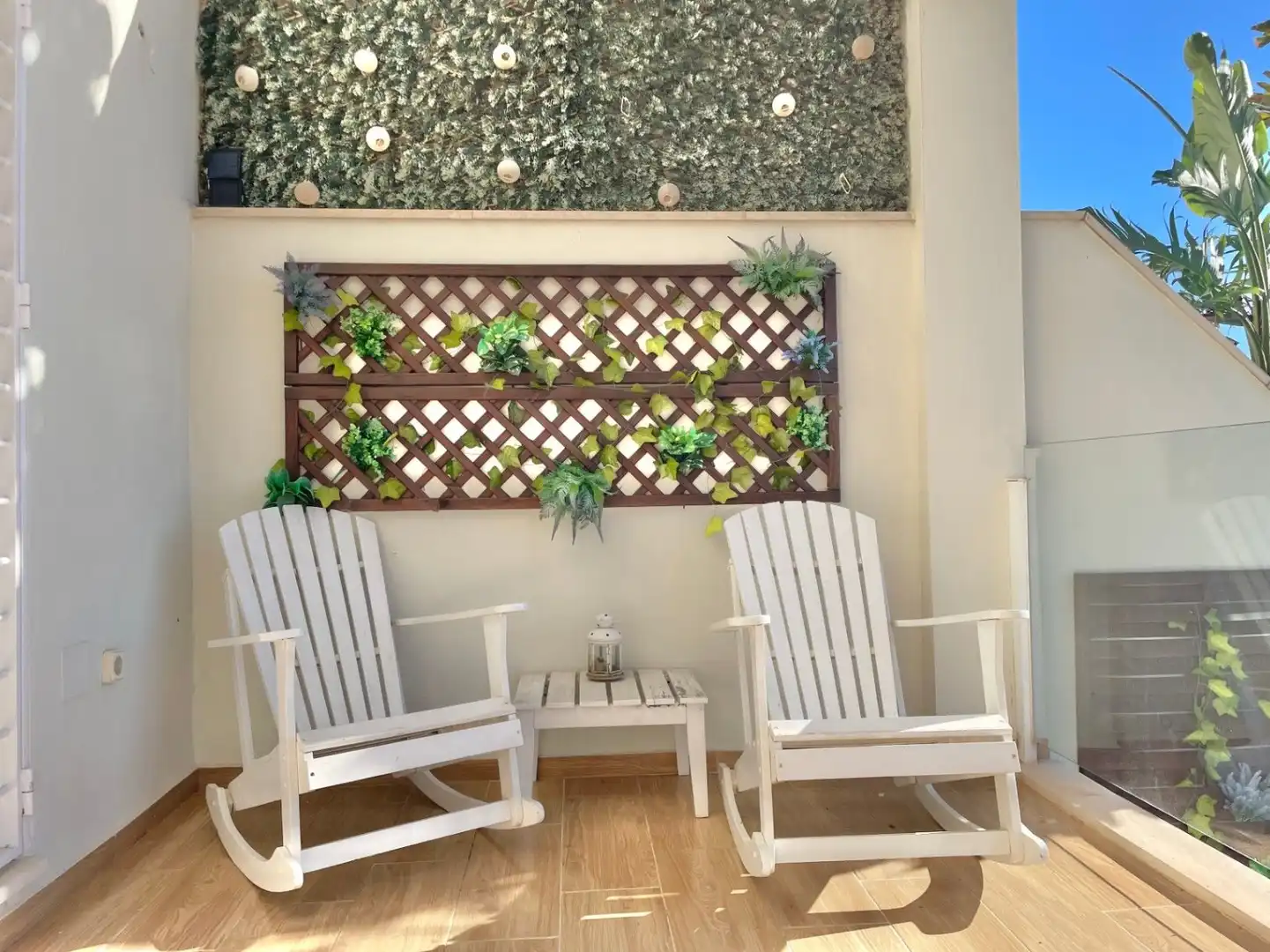 Terrasse von Einfamilien-Reihenhaus zum Verkauf in Málaga mit Klimaanlage, Heizung und Privatgarten