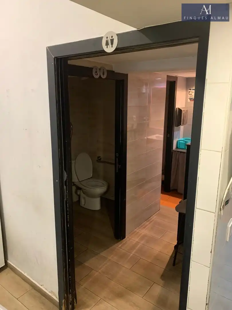 Baño de Local de alquiler en Vilanova i la Geltrú con Aire acondicionado y Amueblado