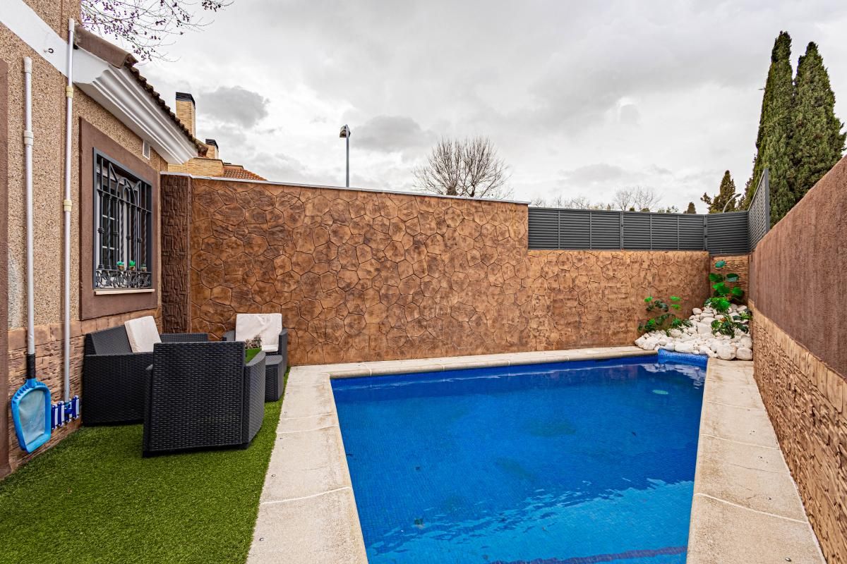 Swimming pool of Single-family semi-detached for sale in Valdemoro  with Air Conditioner, Heating and Private garden
