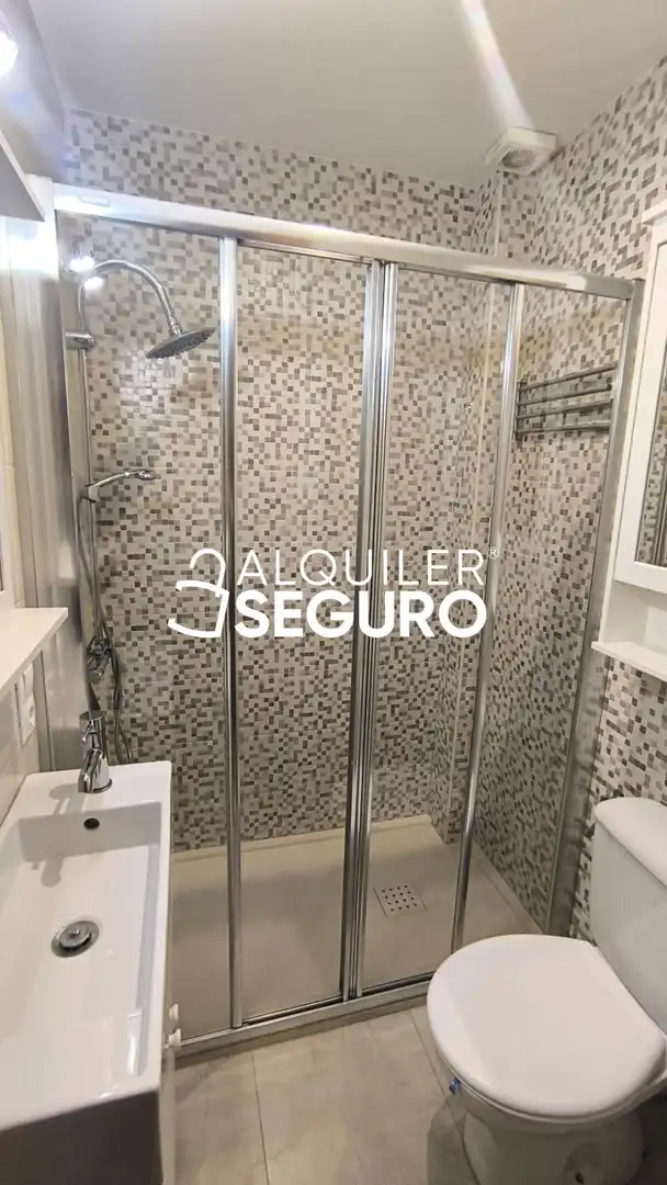 Bathroom of Flat for rent in Sevilla  with Air Conditioner and Furnished