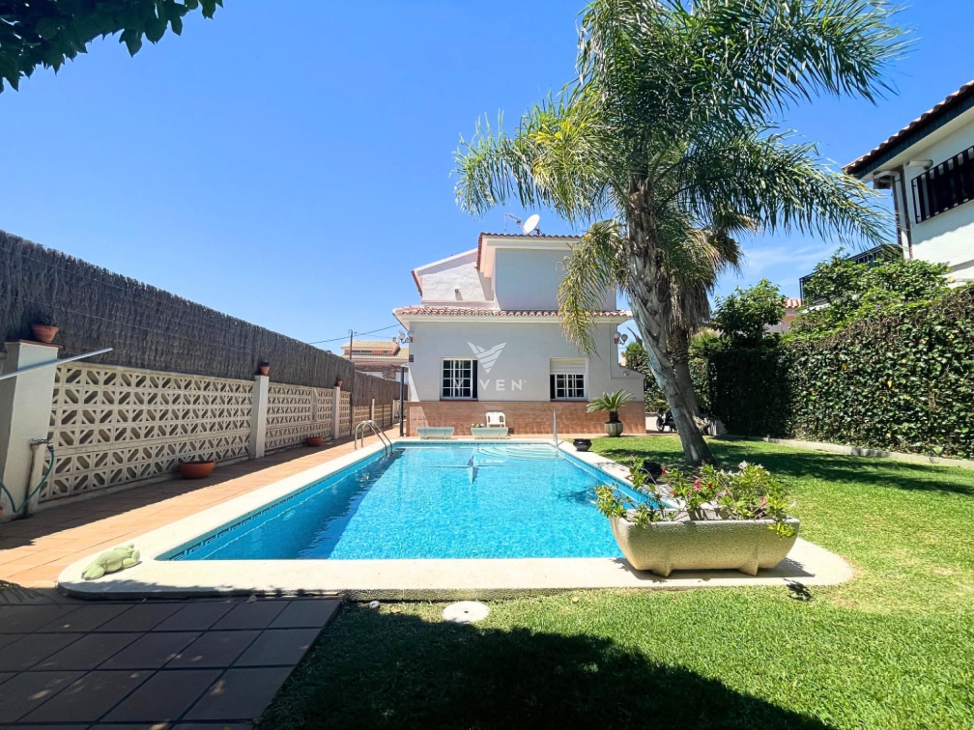 Vista exterior de Casa o xalet en venda en Calafell amb Aire condicionat, Calefacció i Jardí privat