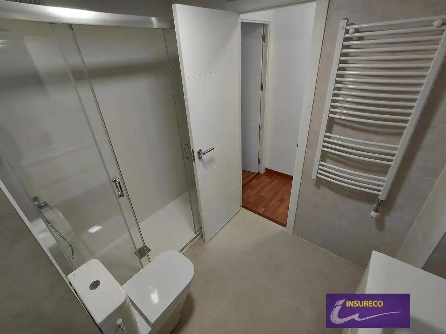 Bany de Pis de lloguer en León Capital  amb Calefacció, Terrassa i Traster