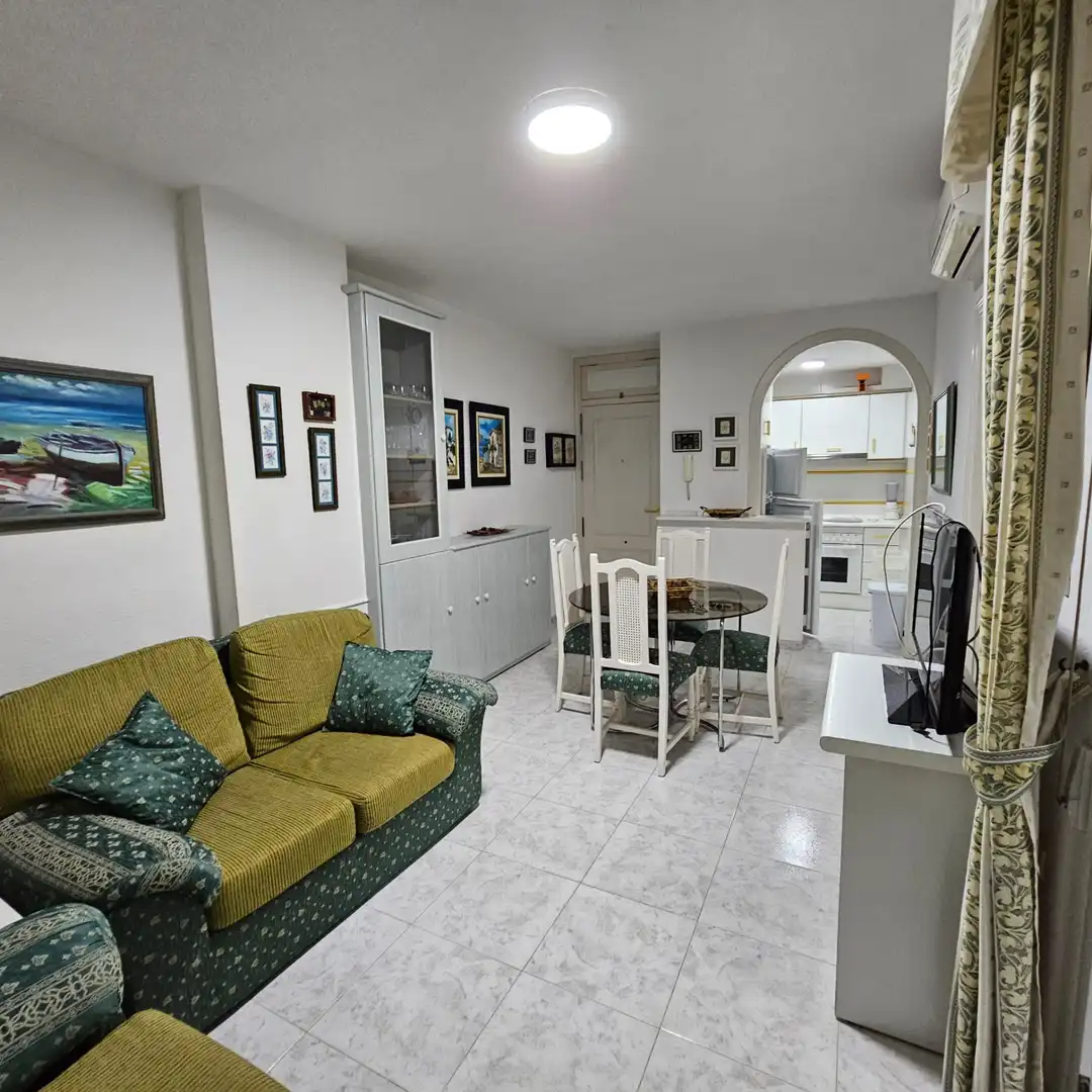 Sala d'estar de Apartament de lloguer en La Manga del Mar Menor amb Aire condicionat, Moblat i Balcó