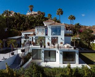 Vista exterior de Casa o xalet en venda en Marbella amb Aire condicionat, Terrassa i Piscina