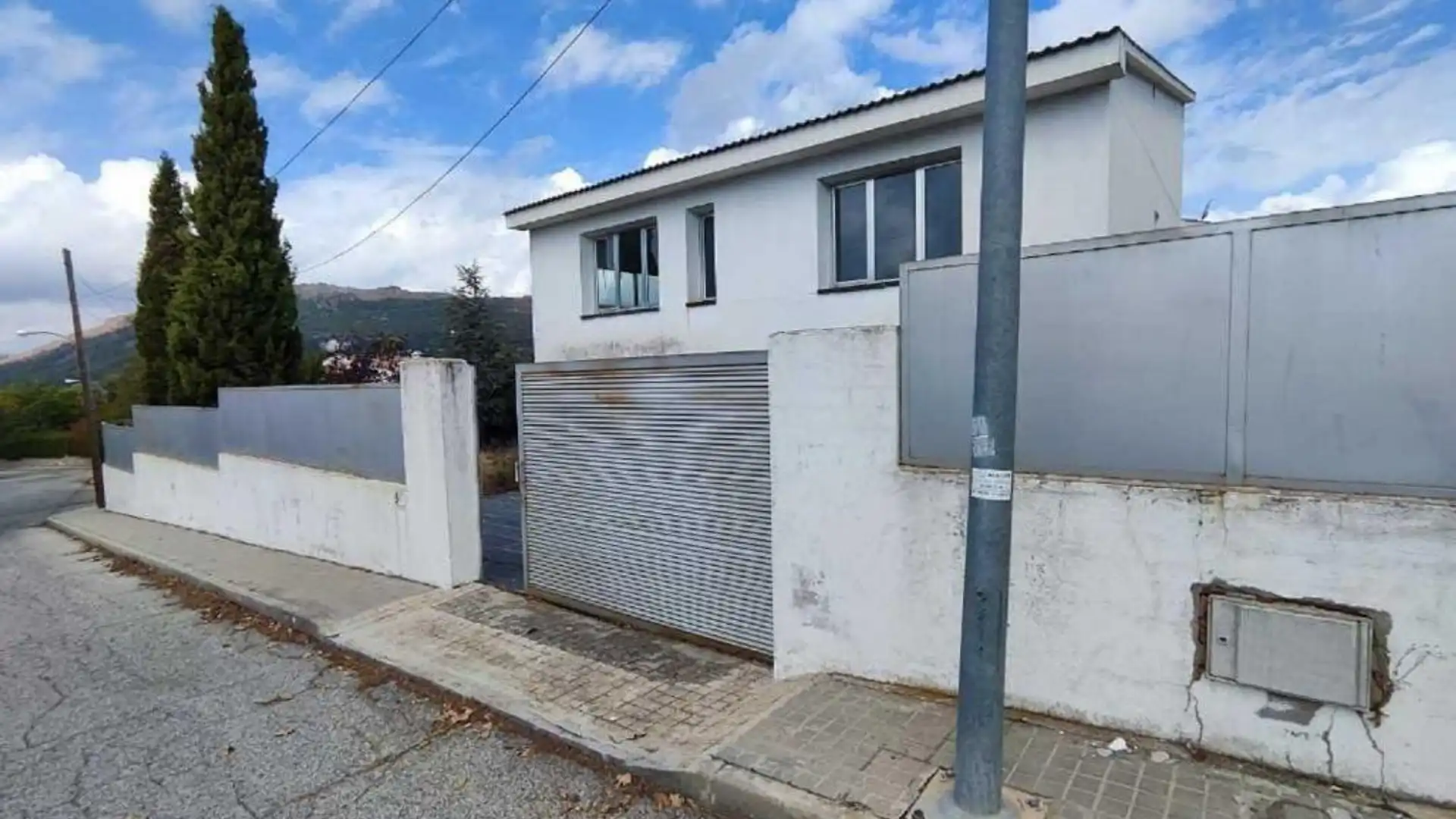 Außenansicht von Einfamilien-Reihenhaus zum Verkauf in Becerril de la Sierra mit Privatgarten und Terrasse