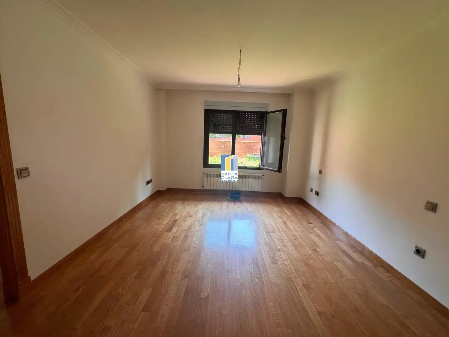 Sala d'estar de Casa adosada en venda en Zamora Capital  amb Calefacció, Jardí privat i Parquet