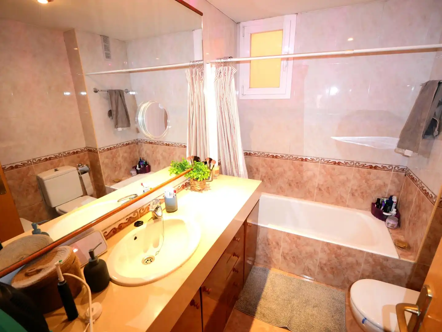 Badezimmer von Wohnung zum Verkauf in Barcelona mit Parkett