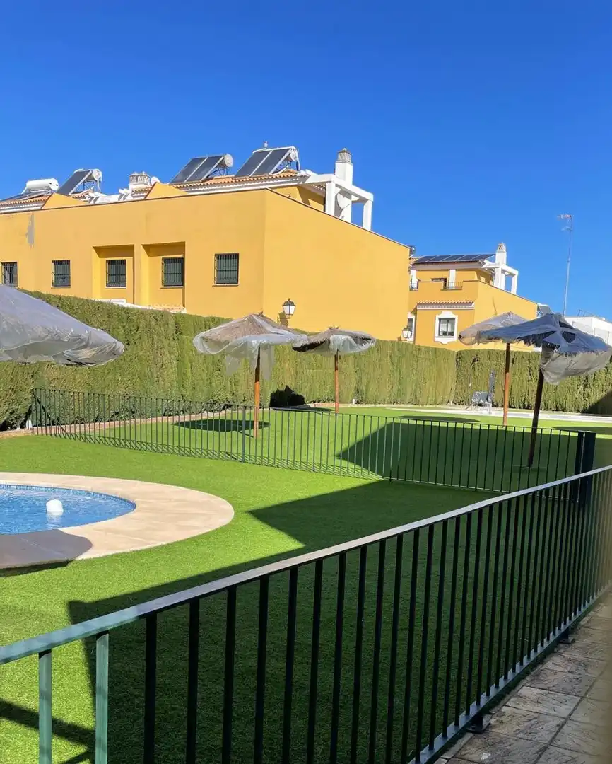 Jardí de Casa o xalet en venda en Dos Hermanas amb Aire condicionat, Traster i Piscina comunitària
