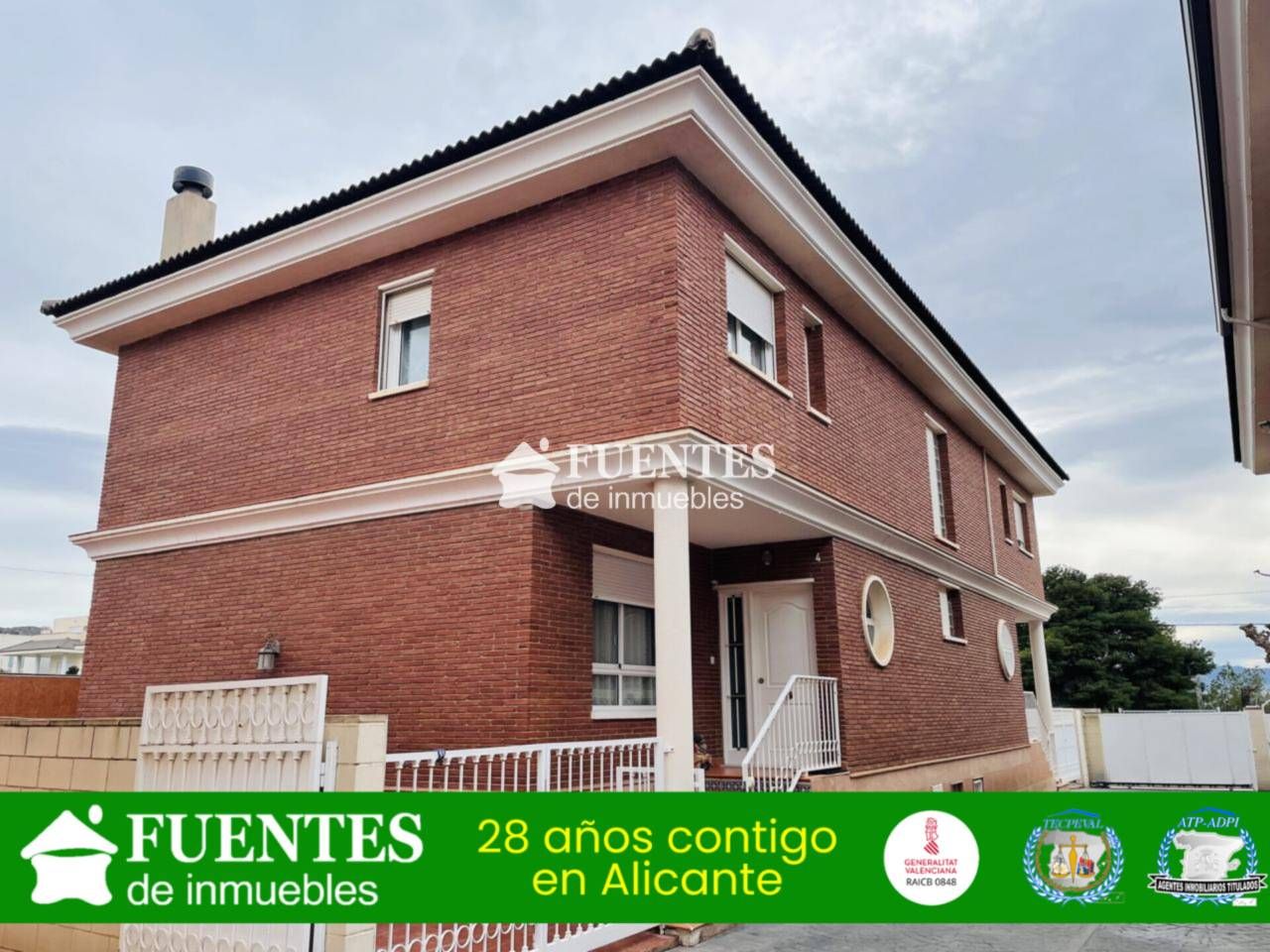 Vista exterior de Casa o xalet en venda en Elda amb Aire condicionat, Calefacció i Terrassa