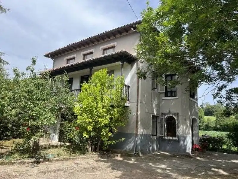 Vista exterior de Casa o xalet en venda en Riotuerto amb Calefacció i Jardí privat
