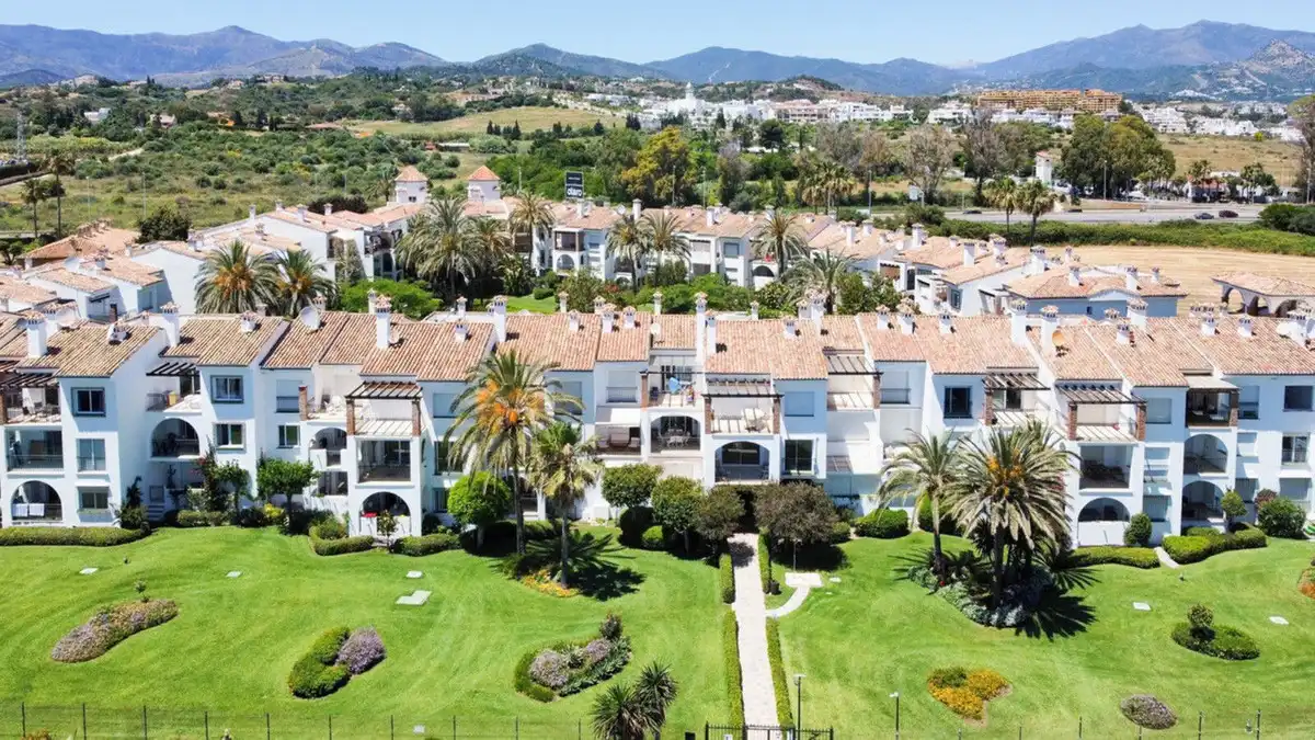 Vista exterior de Apartament en venda en Estepona amb Aire condicionat, Jardí privat i Terrassa