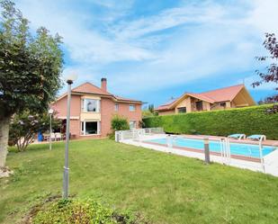 Vista exterior de Casa o xalet en venda en Egüés amb Terrassa i Piscina