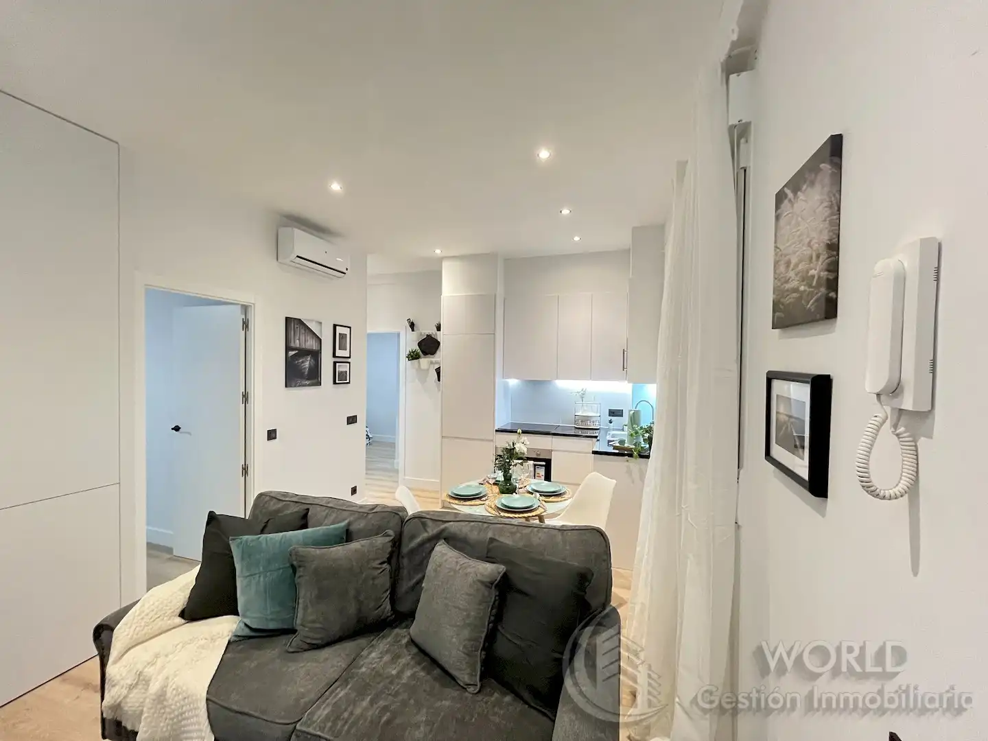 Living room of Flat for rent in  Madrid Capital  with Air Conditioner, Heating and Furnished