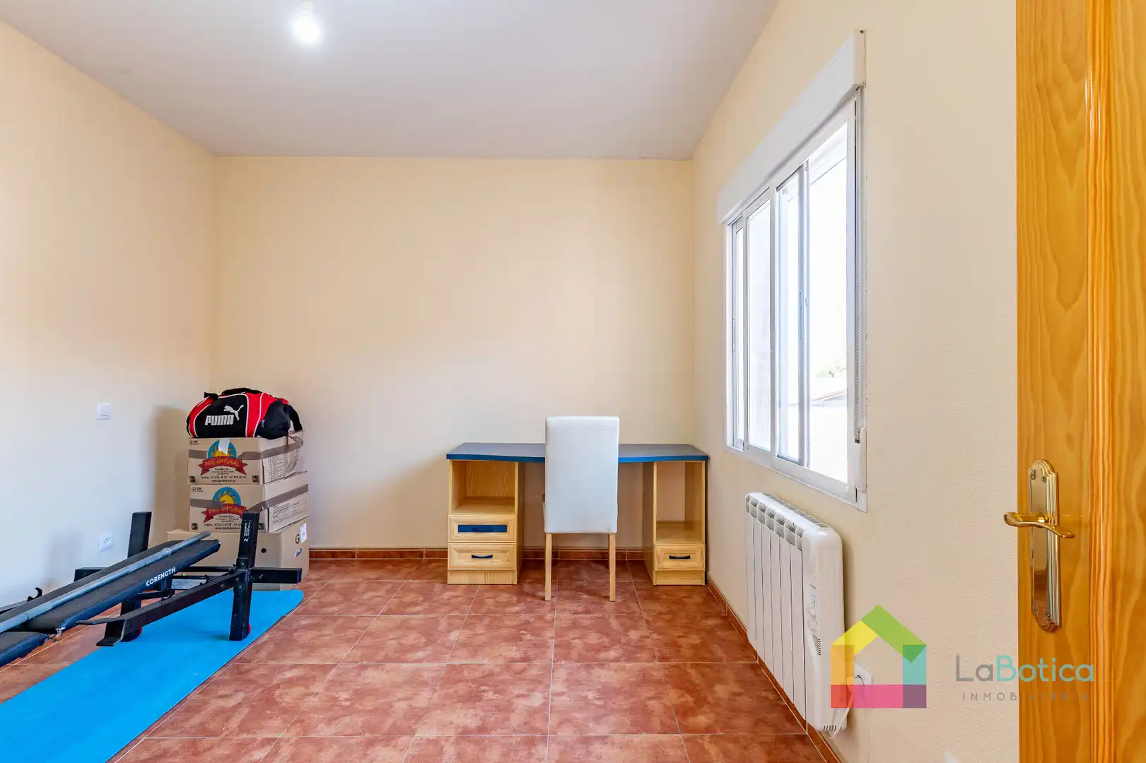 Habitación de Casa adosada en venta en Carmena con Calefacción