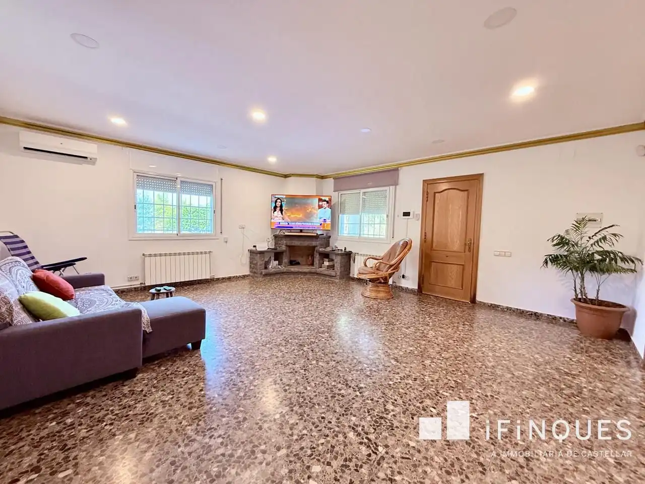 Sala d'estar de Finca rústica en venda en Castellar del Vallès amb Aire condicionat, Jardí privat i Terrassa