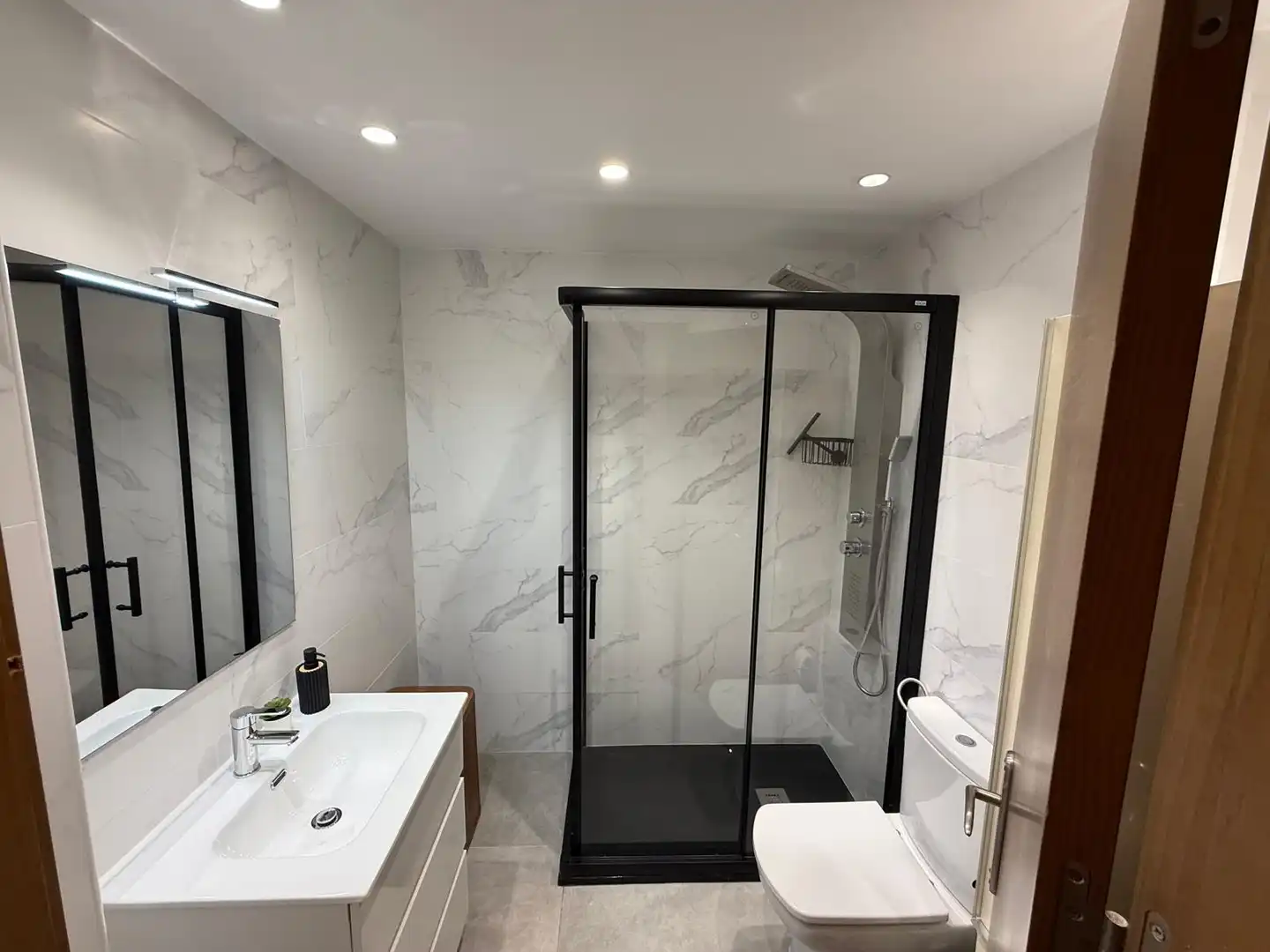 Badezimmer von Wohnung zur Miete in Algeciras mit Klimaanlage, Heizung und Terrasse